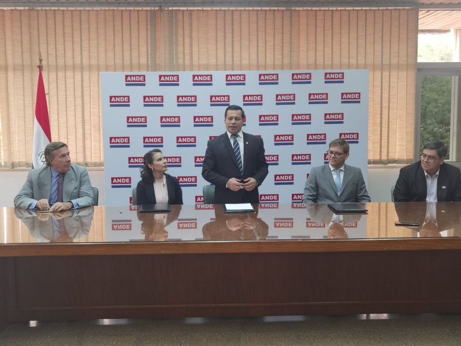 ANDE, MET Development and FerSam Uruguay representatives sign the new green ammonia MoU.