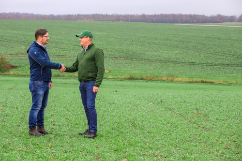 Hans Larsson, Commercial Director for Yara Sweden (right), and Torbjörn Wahlström, Market Manager Arable Inputs for Lantmännen (left), who signed the new commercial agreement. Source: Yara.