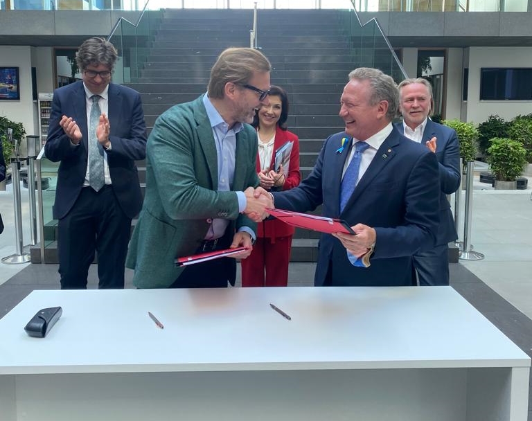 E.ON COO Patrick Lammers (left) and FFI Chairman Andrew Forrest (right) sign the new agreement in Germany this week. Source: FFI.