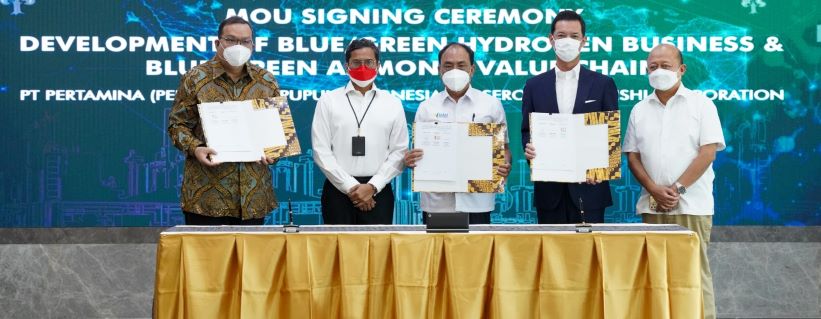 Executives from Pupuk Indonesia, Pertamina and Mitsubishi Corporation sign the new agreement. Source: Pu
