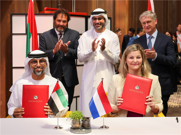 Suhail bin Mohammed Al Mazrouei (front left) and Liesje Schreinemacher (front right) sign the new MoU this week. Source: UAE Ministry of Energy and Infrastructure.