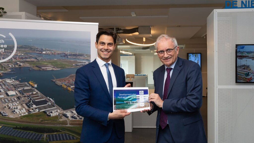 Dutch Minister of Climate and Energy Rob Jetten (left)receives the first HyXchange certificate from Project Director Bert den Ouden (right). Source: Port of Rotterdam.