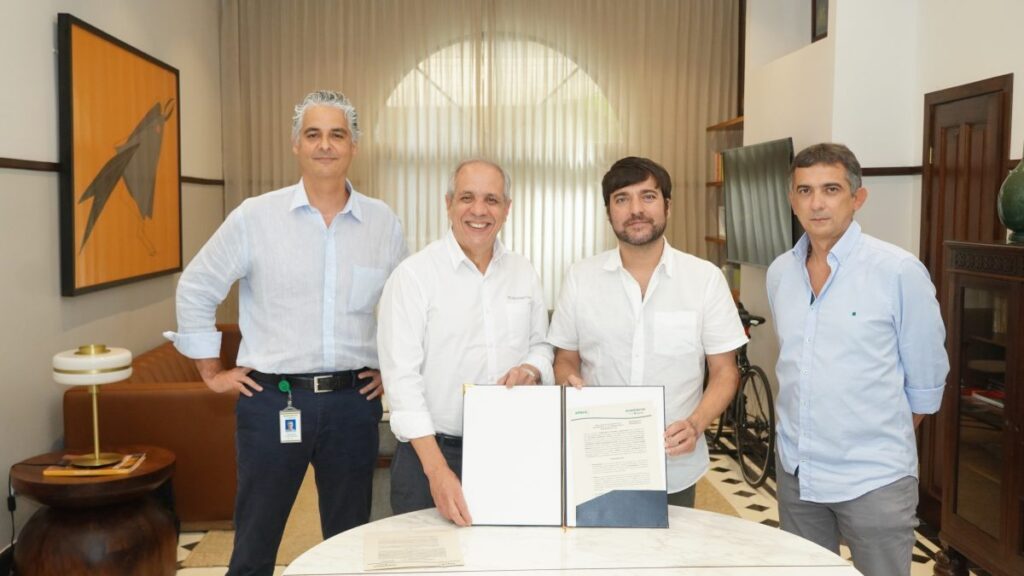 The MoU is signed by executives from Monómeros & APBAQ, as well as Barranquilla mayor Jaime Pumarejo Heins. Source: Monómeros.