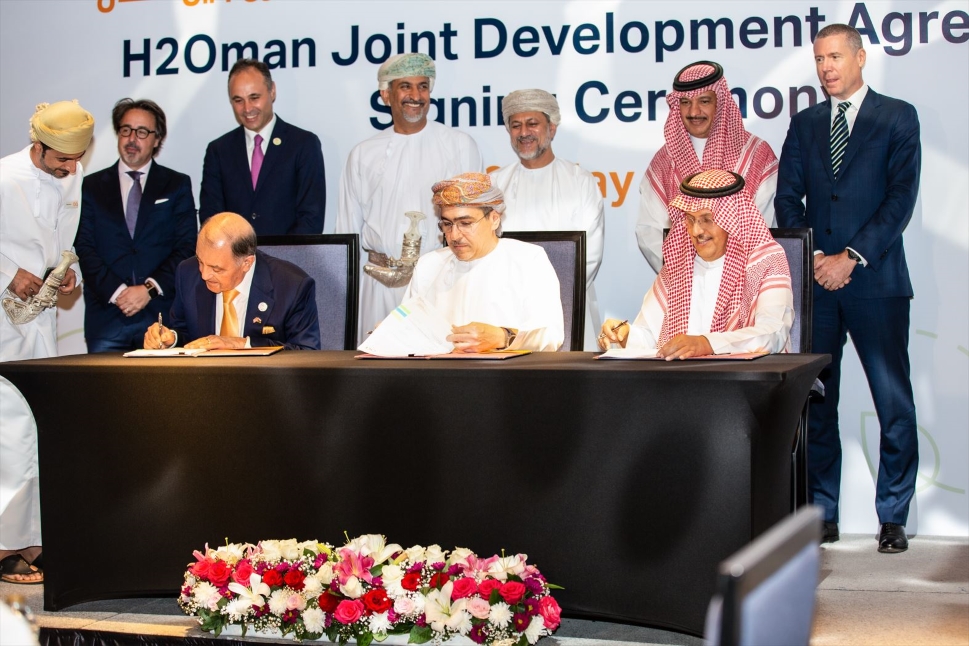 Executives from Air Products, OQ and ACWA Power sign the new joint development agreement. Source: Air Products.