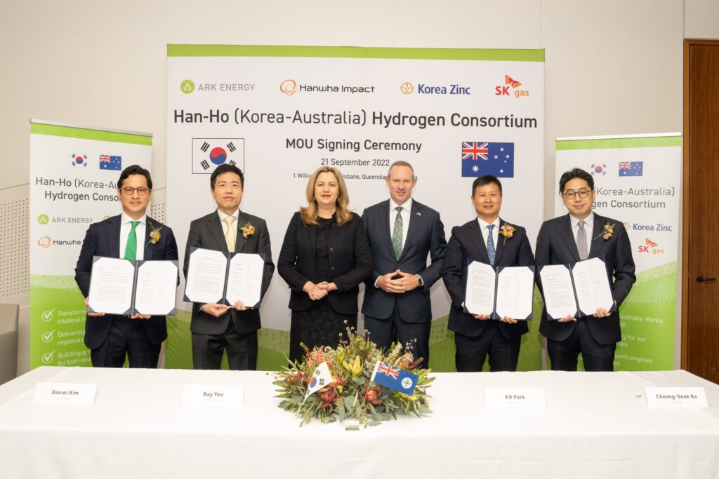 Executives from the four organisations, Qld Premier Annastacia Palaszczuk and Qld Minister for Energy, Renewables and Hydrogen Mick de Brenni at the signing of the supply chain development MoU. Source: Ark Energy.