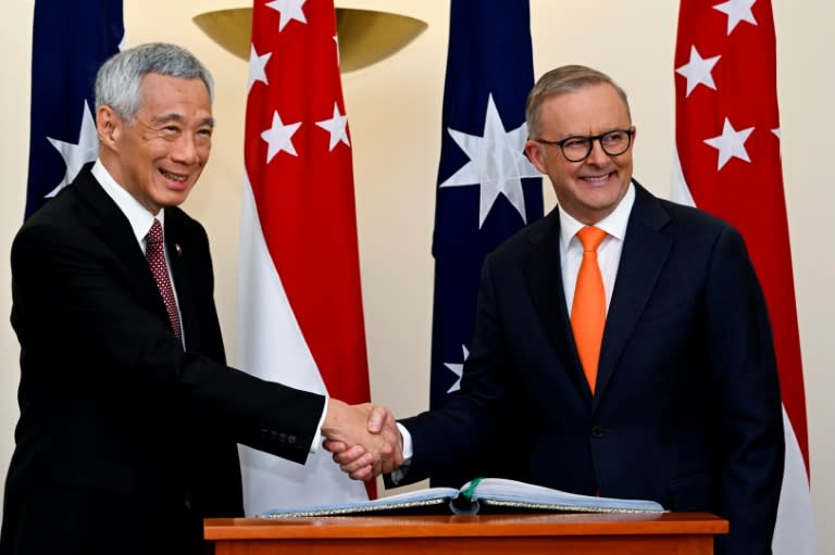 Singapore PM Lee Hsien Loong (left) and Australian PM Anthony Albanese (right) sign the new agreement in Canberra. Source: AAP.