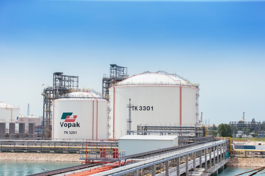 Ammonia storage tank TK3201 (left) at Vopak’s Banyan terminal in Singapore. More ammonia infrastructure is being explored at the site, targeting the power generation and maritime bunker fuel markets. Source: Vopak.