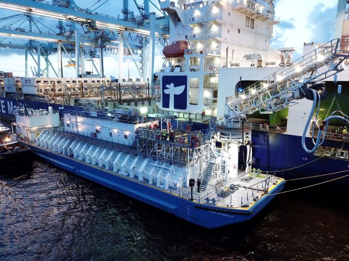An LNG bunker barge transfers fuel at the Port of Jacksonville, USA. Sumitomo and Höegh Autoliners will explore the supply of ammonia bunker fuel for Höegh’s future car carrier fleet at Jacksonville and Singapore. Source: Port of Jacksonville.